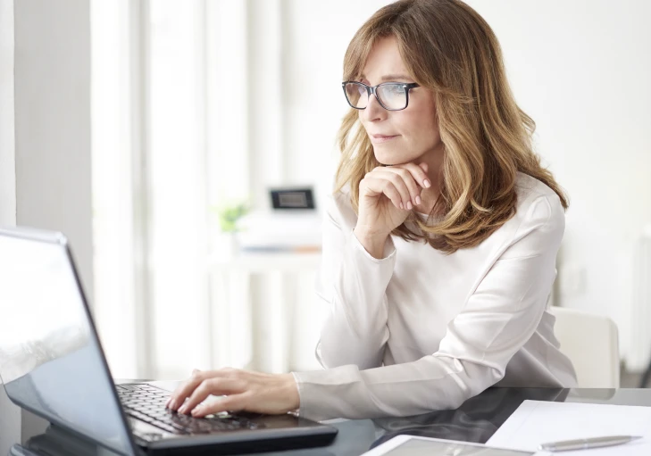 A women working on laptop