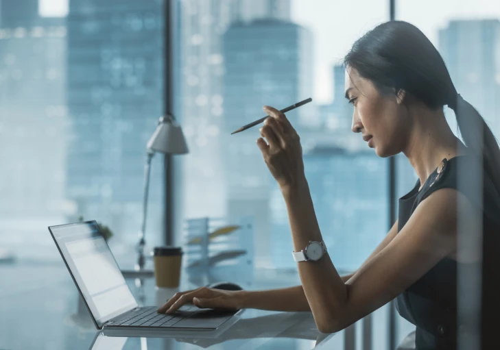 A women working on laptop